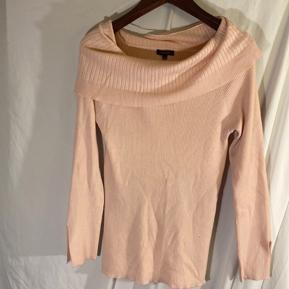 Woman’s sweater top size L.